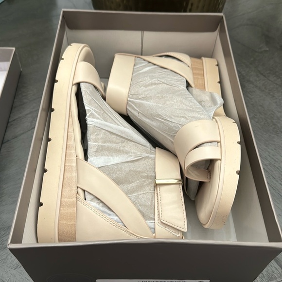 FRANCO SARTO Davenport Flat Sandals - Picture 2 of 8